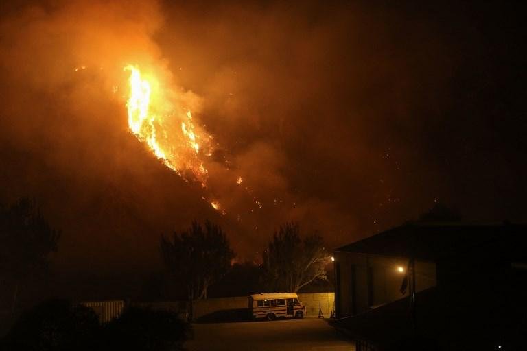 Inc&ecirc;ndio "Thomas" j&aacute; devastou 53.400 hectares, &aacute;rea correspondente a tr&ecirc;s vezes o tamanho da capital Washington