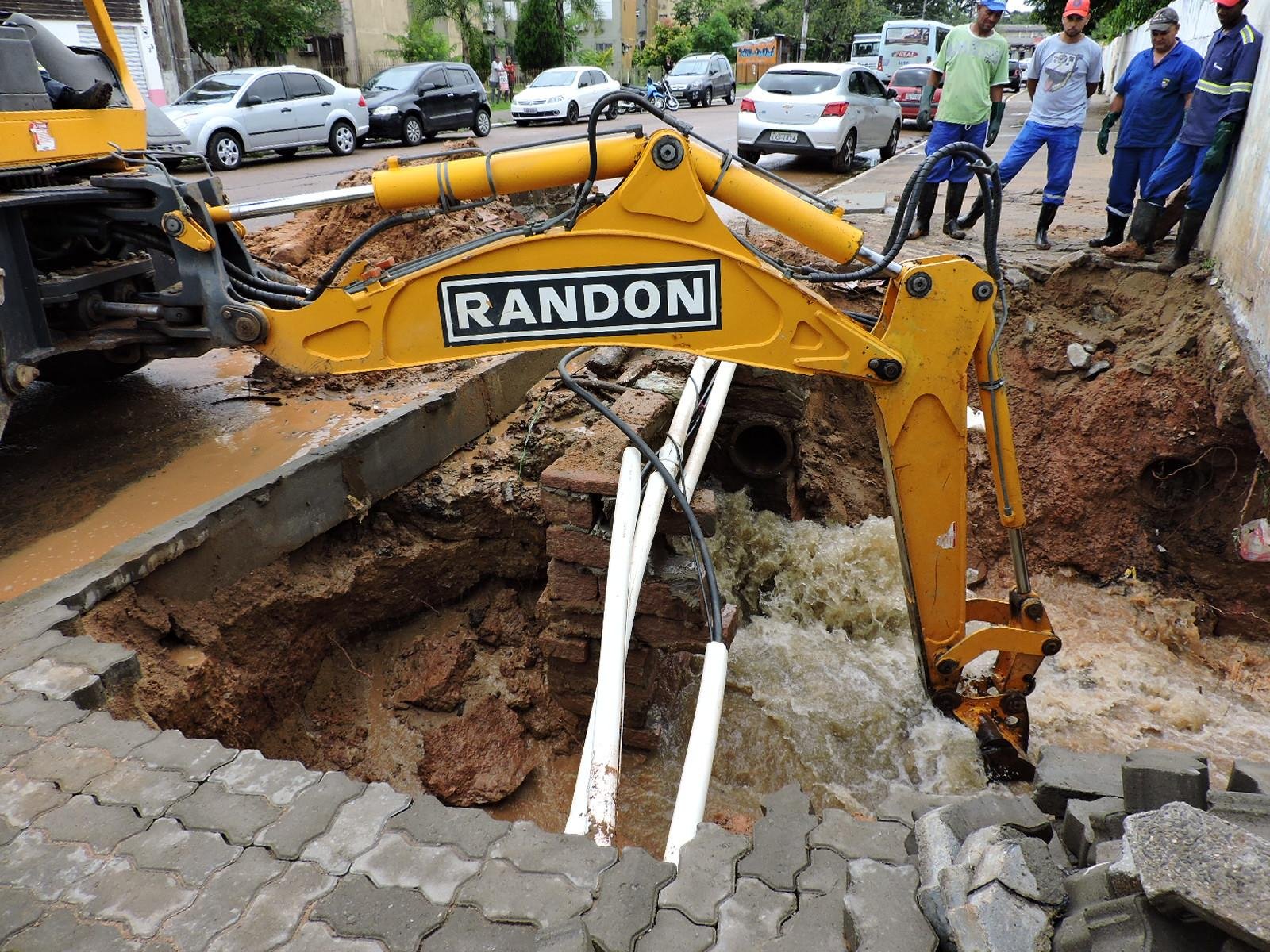 Prefeitura de Sapucaia trabalha na desobstru&ccedil;&atilde;o da rede que causou alagamento na Cohab-Blocos