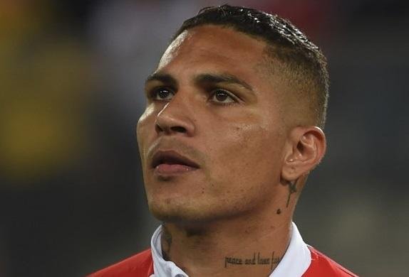 Por doping, peruano Guerrero &eacute; suspenso por um ano e fica fora da Copa do Mundo