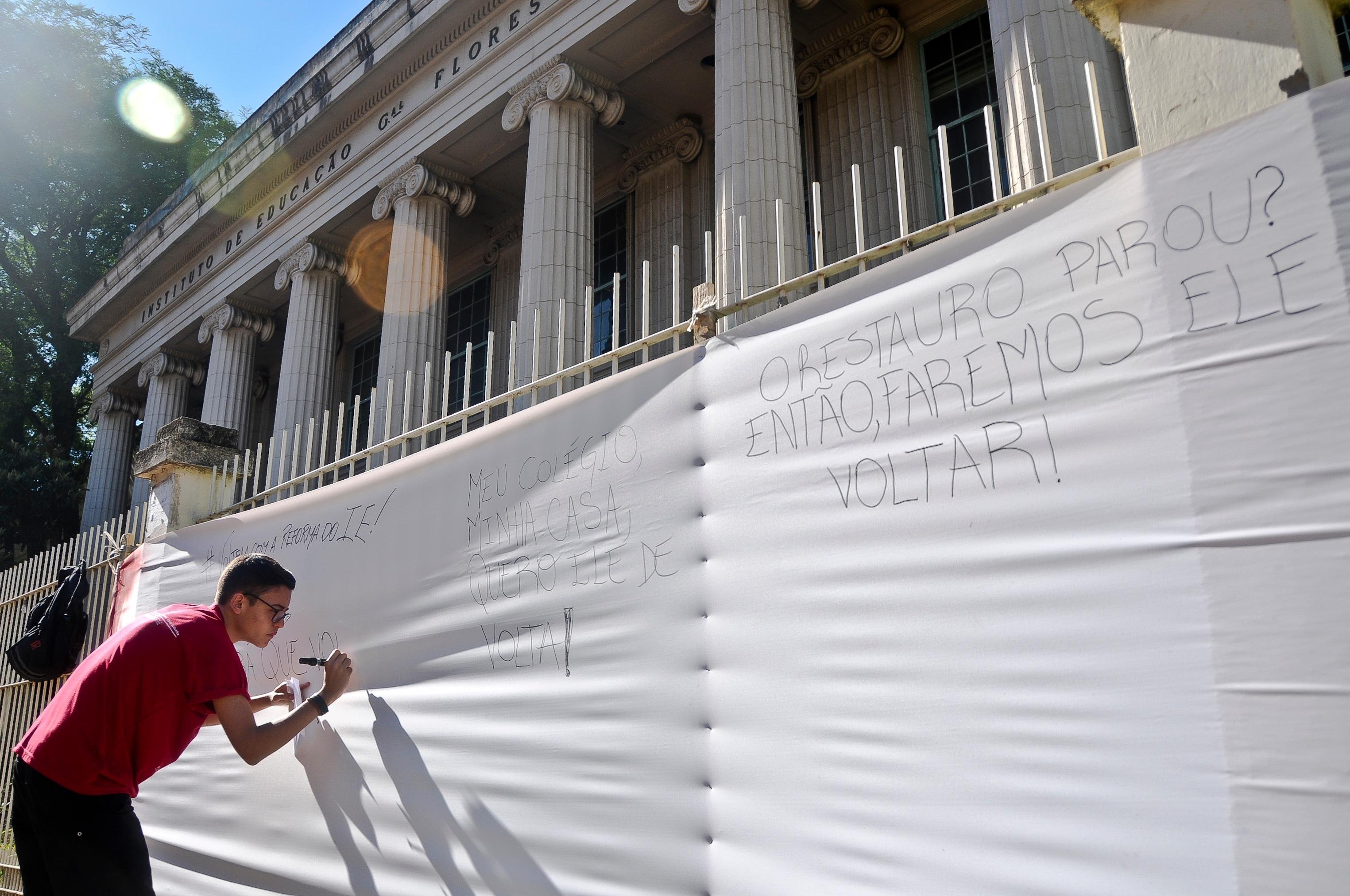 Comunidade escolar reivindica retomada das obras do Instituto de Educa&ccedil;&atilde;o em Porto Alegre