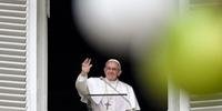 Papa Francisco aparece na janela do Vaticano durante oração neste domingo