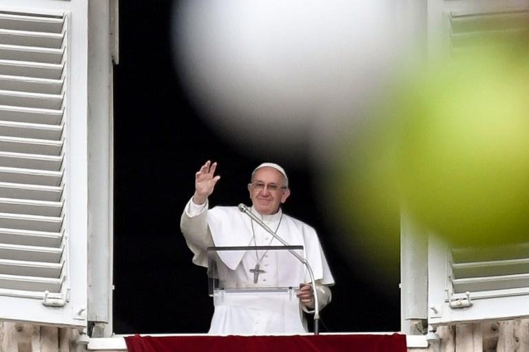 Papa Francisco aparece na janela do Vaticano durante ora&ccedil;&atilde;o neste domingo