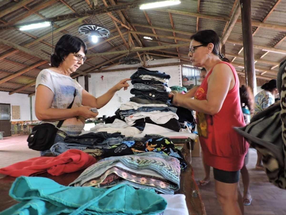 Mais de 1,2 mil pe&ccedil;as de roupas entregues para as fam&iacute;lias de Viam&atilde;o
