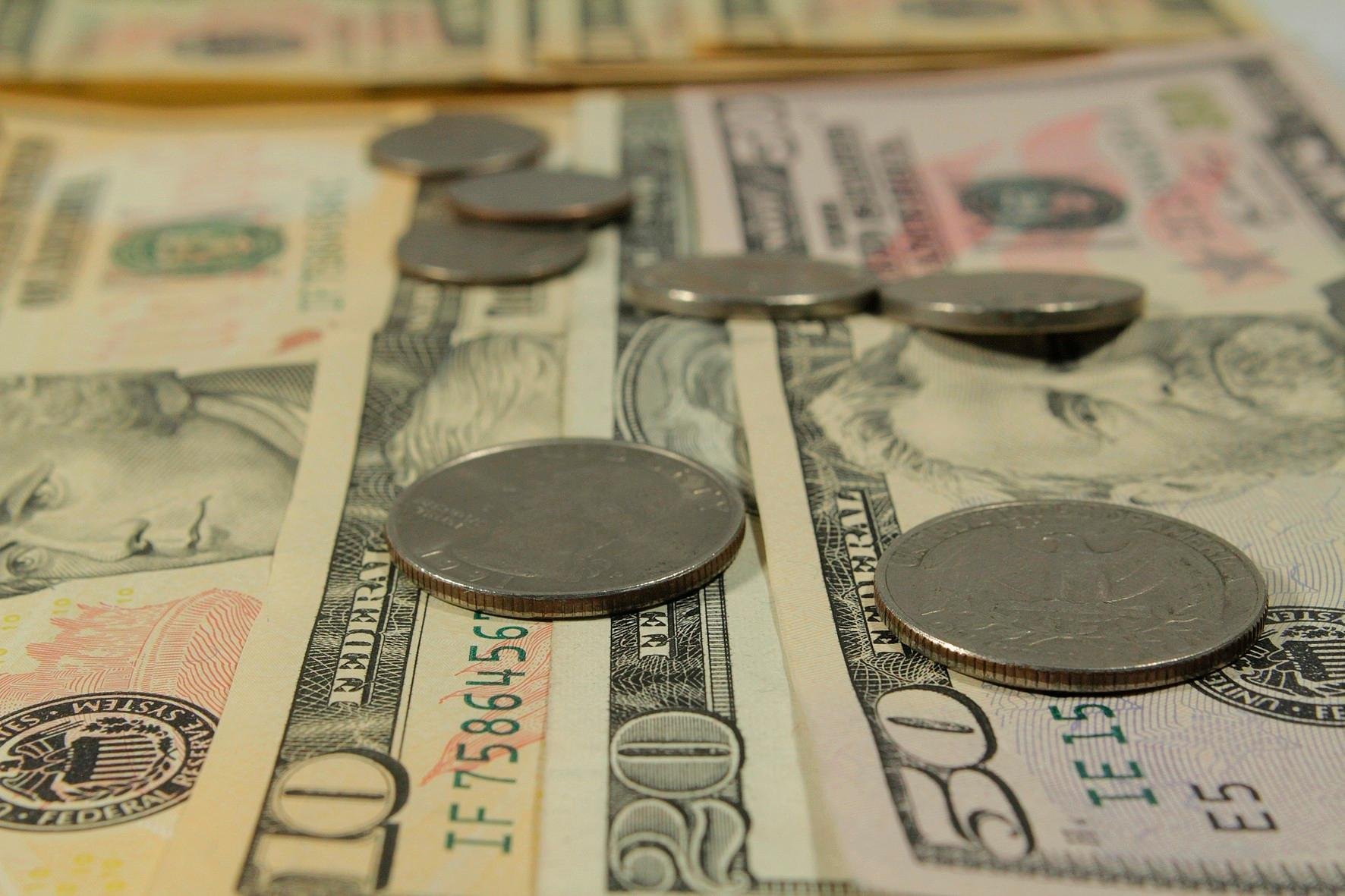 Durante o dia euro recuou para 1,17 d&oacute;lares e a libra caiu para 1,33