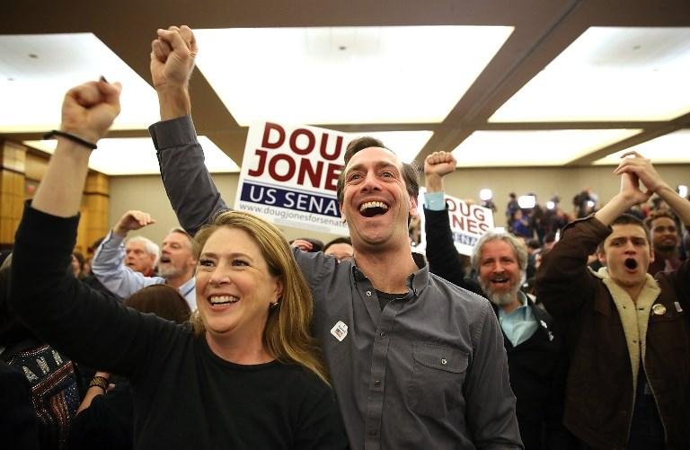 Democratas surpreendem no Alabama derrotam candidato de Trump