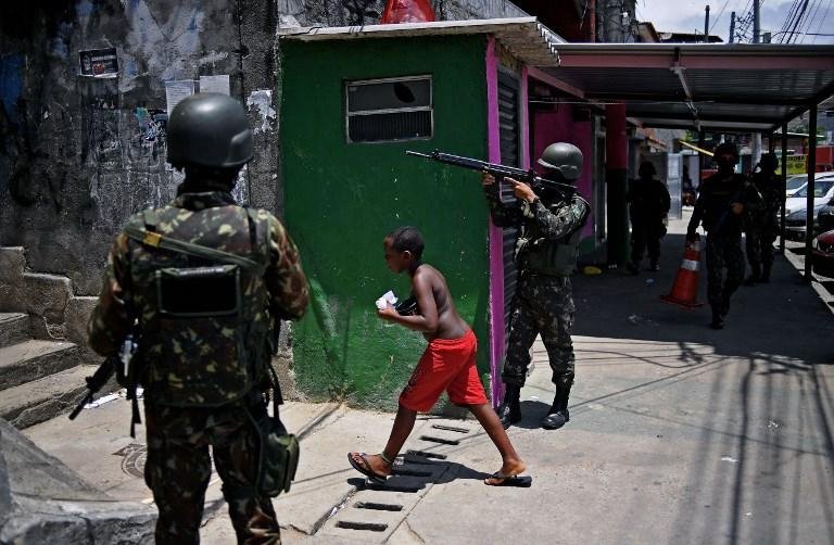 Ex&eacute;rcito faz opera&ccedil;&atilde;o no Complexo da Mar&eacute;, na zona norte do Rio