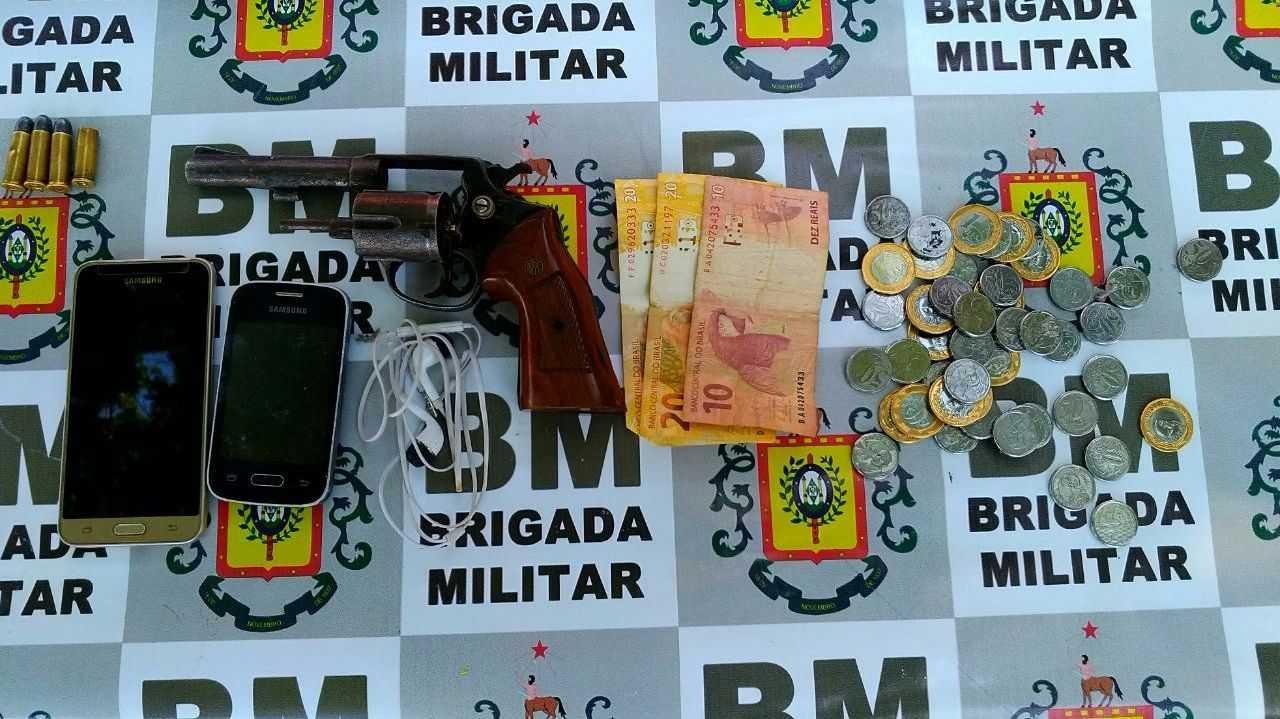 Com o ladr&atilde;o, a BM apreendeu rev&oacute;lver, dinheiro e celulares