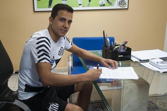 Nilmar assinou contrato com Santos em julho