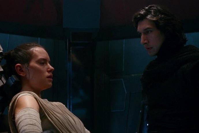 Daisy Ridley como Rey e Adam Driver como Kylo Ren