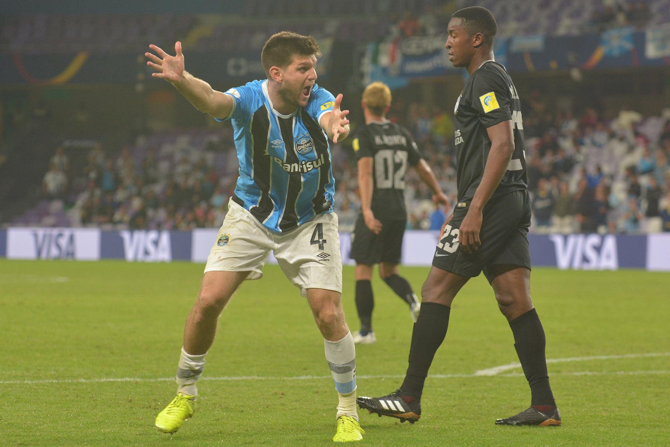 Gr&ecirc;mio acerta prorroga&ccedil;&atilde;o de contrato com zagueiro Kannemann 
