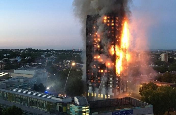 Reino Unido recorda v&iacute;timas do inc&ecirc;ndio na torre Grenfell