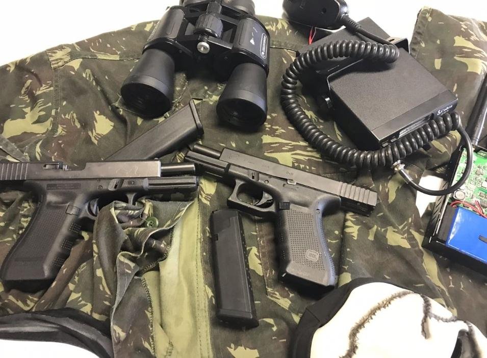 Homem foi localizado em S&atilde;o Leopoldo com duas pistolas