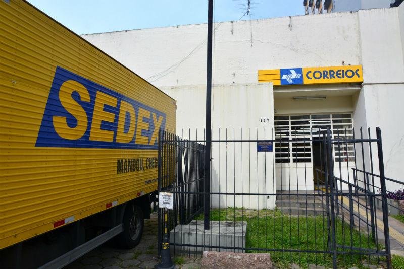 Setor de servi&ccedil;os recua 0,8% em outubro, diz IBGE 