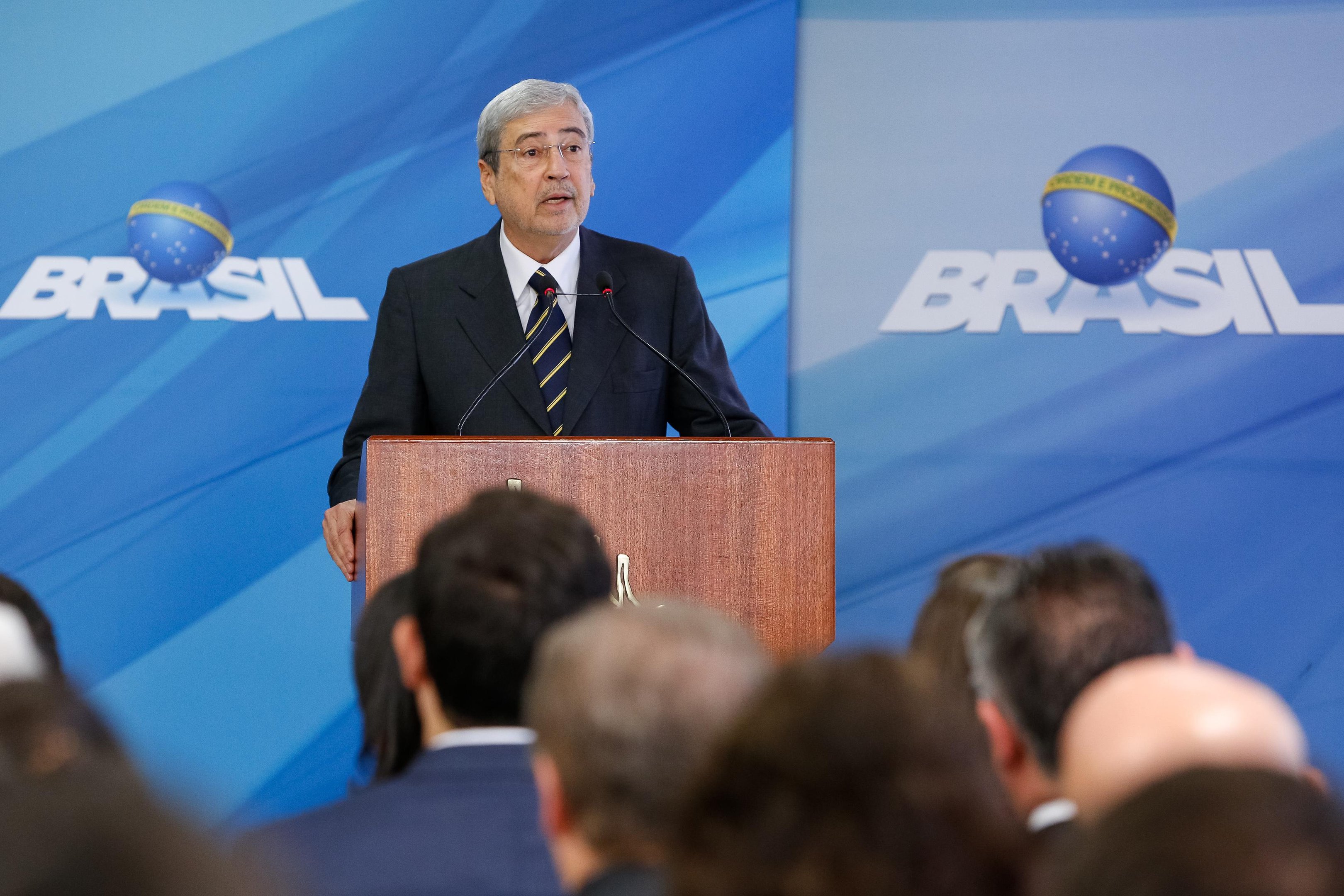 Ex-ministro da Secretaria de Governo despediu-se do cargo durante a posse no novo sucessor 