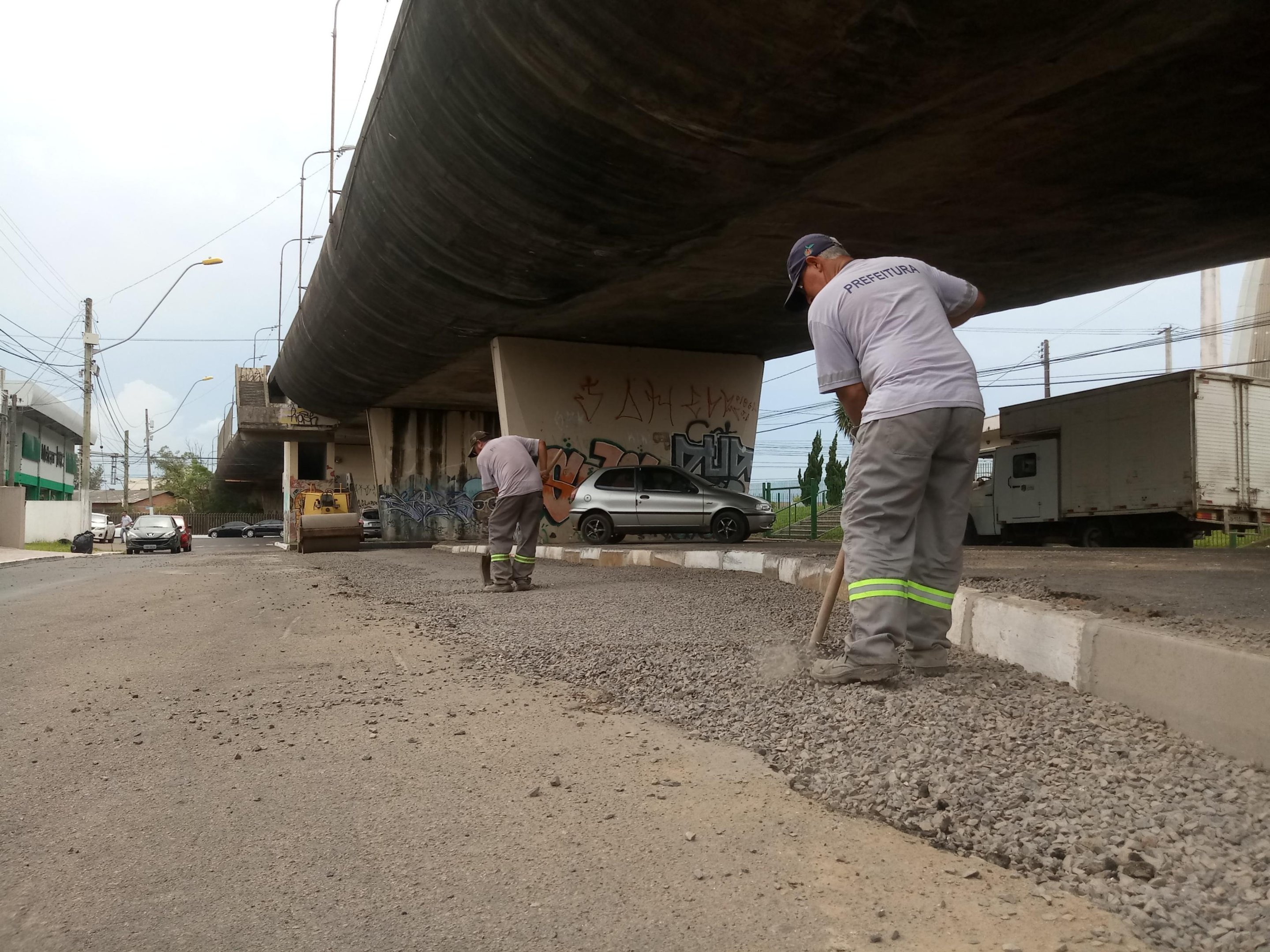 Oper&aacute;rios trabalham na revitaliza&ccedil;&atilde;o do cal&ccedil;amento no entorno do local