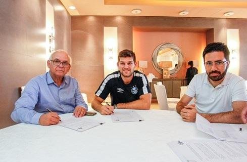 Gr&ecirc;mio oficializa renova&ccedil;&atilde;o de contrato de Kannemann 