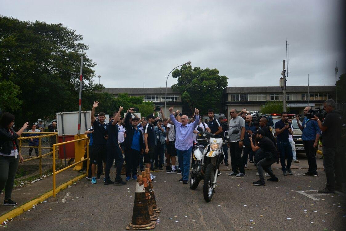 Jogadores do Gr&ecirc;mio foram recepcionados pela torcida no retorno a Porto Alegre
