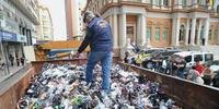 Ação destruiu produtos na rua Uruguai