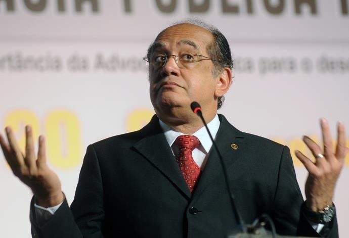 "Pena que mais uma vez o presenteado n&atilde;o seja a popula&ccedil;&atilde;o brasileira", disse Carlos Fernando dos Santos Lima em seu Facebook