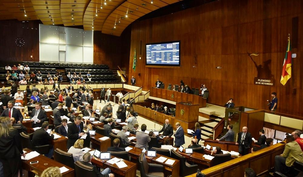 Assembleia Legislativa aprova indeniza&ccedil;&atilde;o a servidores por atraso do 13&ordm;