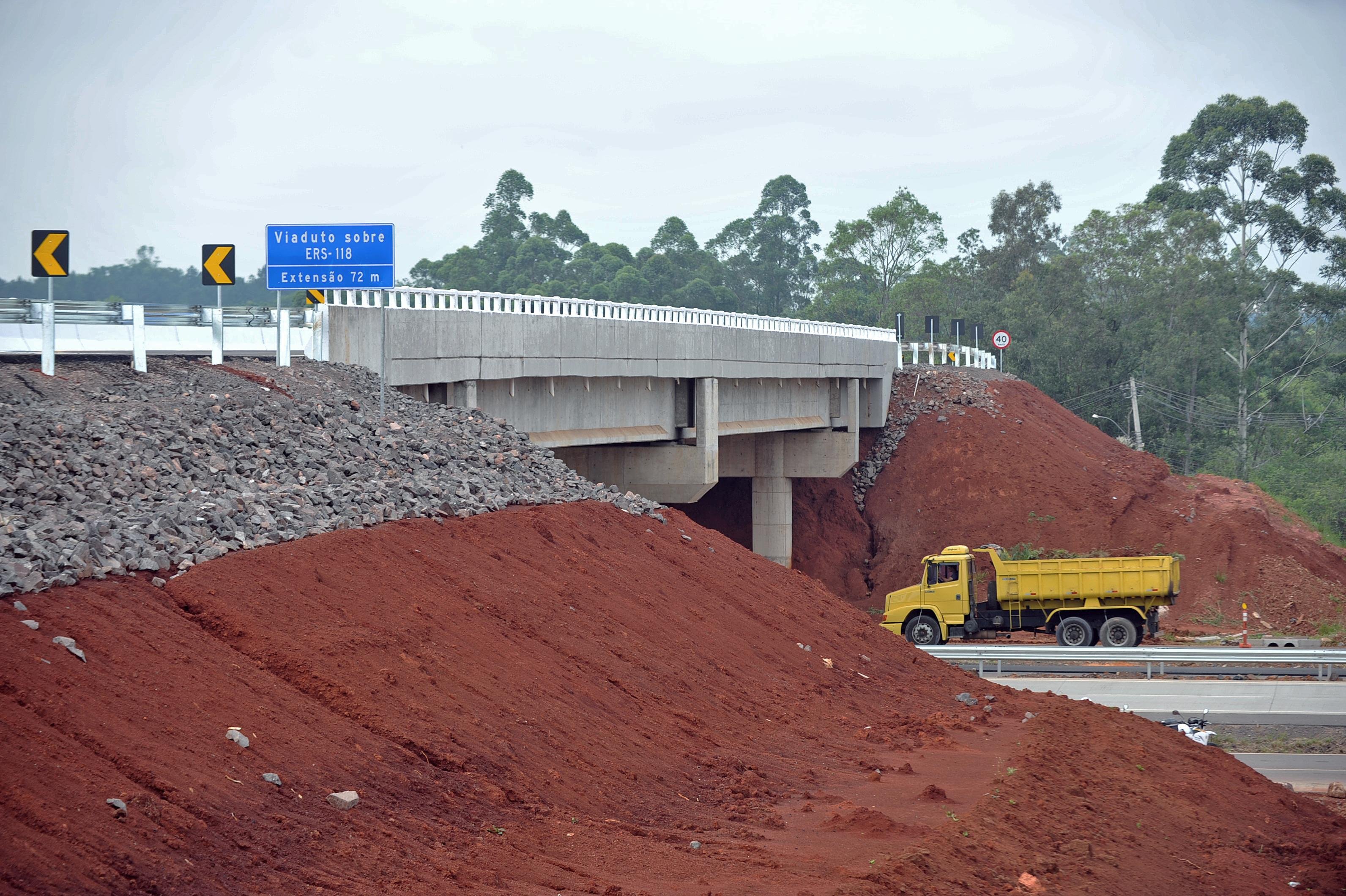 Libera&ccedil;&atilde;o do tr&acirc;nsito no viaduto &eacute; mais um passo na conclus&atilde;o das obras que envolvem os primeiros 21 quil&ocirc;metros da RS 118, entre Sapucaia do Sul e Gravata&iacute;