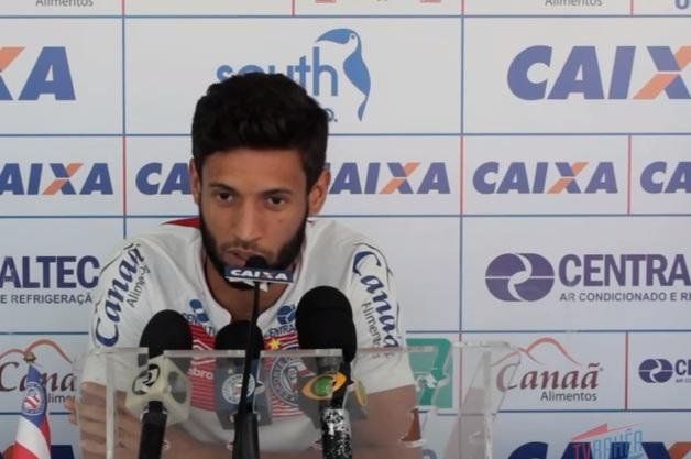 Corinthians acerta sal&aacute;rio com lateral e aguarda resposta de "emprestados" 