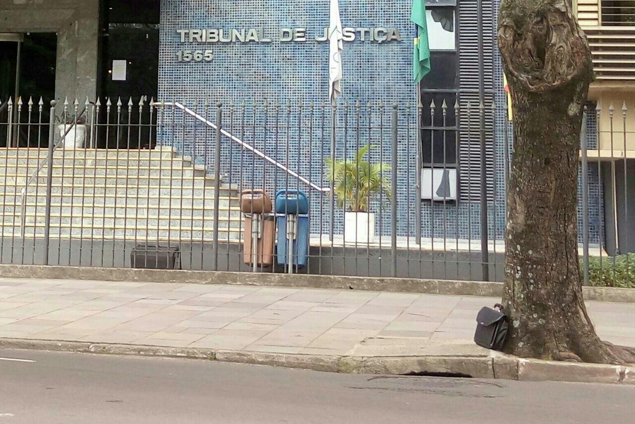 Pasta executiva foi abandonada em uma &aacute;rvore em frente ao Tribunal de Justi&ccedil;a