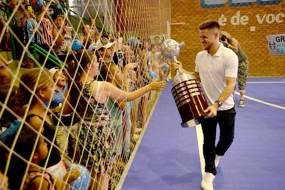 Ramiro desfilou com a ta&ccedil;a conquistada na Copa Libertadores 2018 na Serra ga&uacute;cha