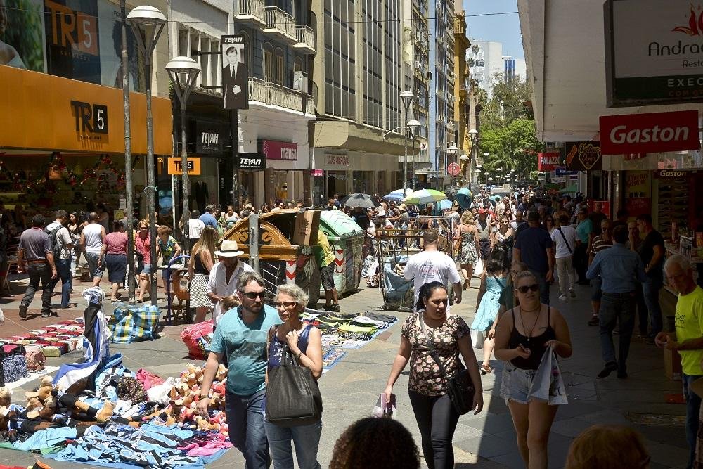 Centro teve muito movimento para compras de &uacute;ltima hora para Natal