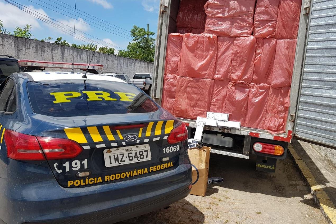Tr&ecirc;s homens foram detidos por suspeita de contrabando
