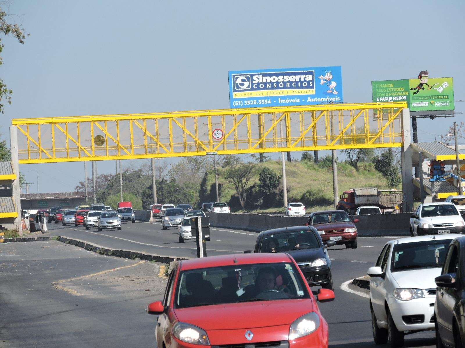 Trabalhos ocorrem pr&oacute;ximos da pista e exigem aten&ccedil;&atilde;o dos motoristas