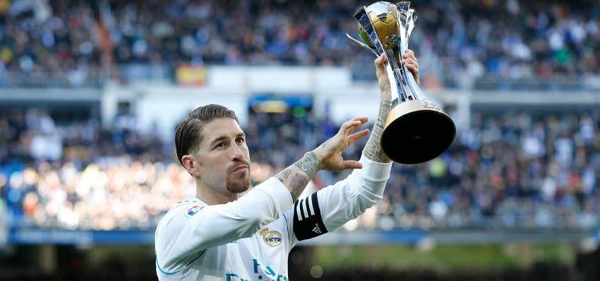 Capit&atilde;o Sergio Ramos mostrou ta&ccedil;a do Mundial para a torcida