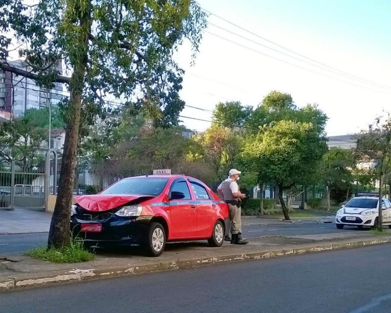 Taxista morre ap&oacute;s colidir contra &aacute;rvore em Porto Alegre