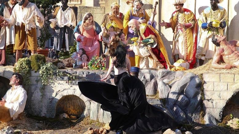 Ativista tenta arrancar est&aacute;tua de Jesus de ber&ccedil;o no Vaticano