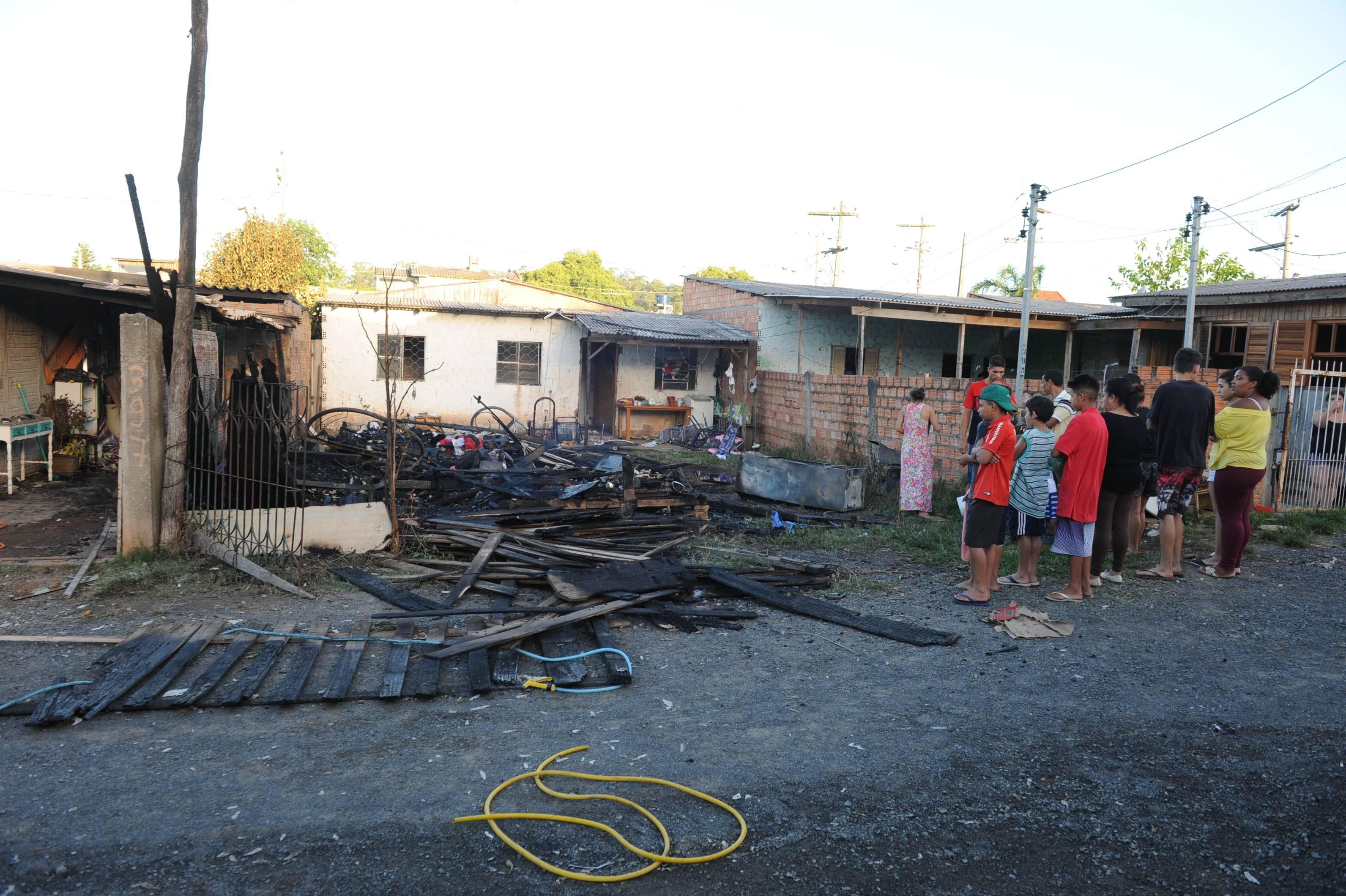 Inc&ecirc;ndio consumiu casa no bairro Guajuviras