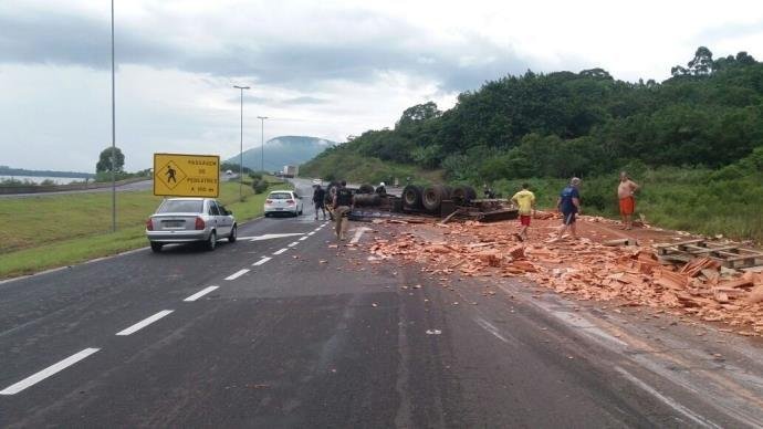 Caminh&atilde;o tomba e duas pessoas morrem na BR 101, em Maquin&eacute;