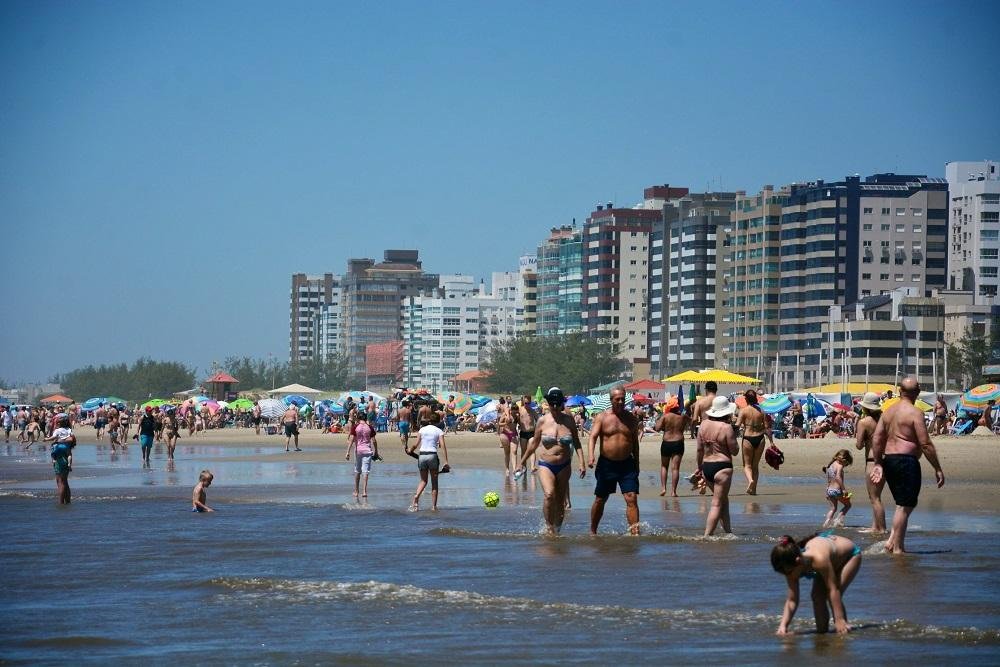Veranistas aproveitaram ter&ccedil;a de calor na beira do mar de Cap&atilde;o da Canoa