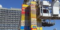Torre foi construída com peças de Lego armazenadas durante um ano graças aos habitantes da cidade