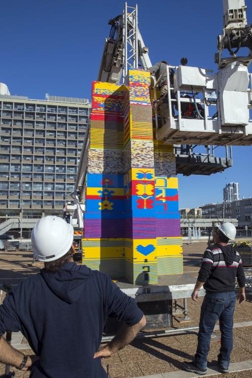 Torre foi constru&iacute;da com pe&ccedil;as de Lego armazenadas durante um ano gra&ccedil;as aos habitantes da cidade