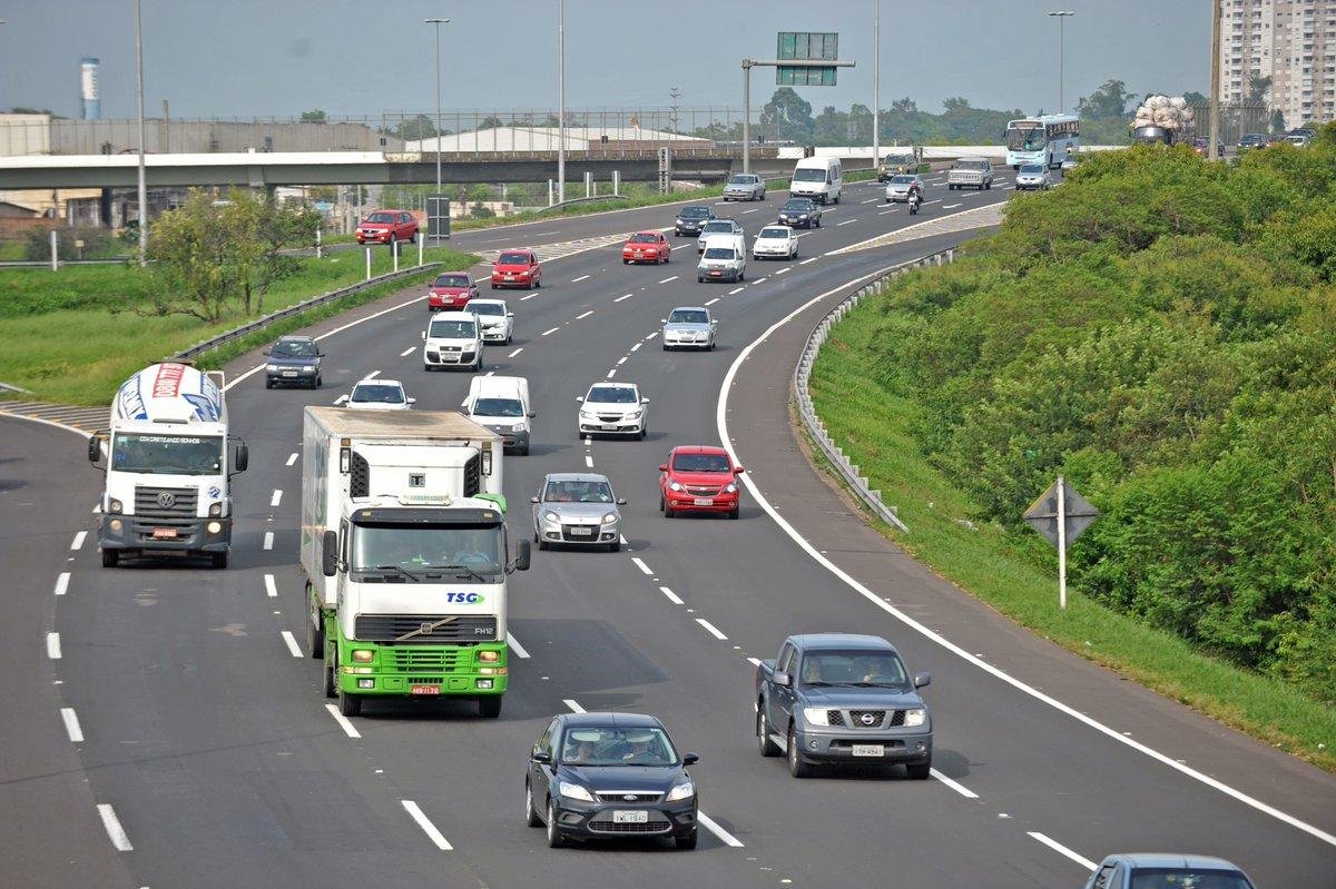 Movimento come&ccedil;a a se intensificar na freeway rumo ao litoral