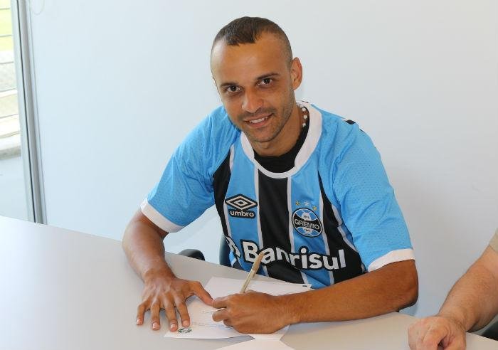 Thaciano assinou contrato de dois anos com o Gr&ecirc;mio