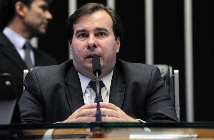 Presidente da C&acirc;mara afirma que projeto acaba com distor&ccedil;&atilde;o de brasileiros que conseguem se aposentar mais cedo