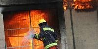 Incêndio de grandes proporções atinge armazém em Santiago