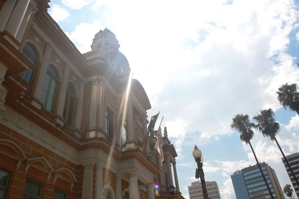 S&aacute;bado em Porto Alegre ser&aacute; de sol acompanhado de nuvens e marcas podem atingir os 32&deg;C