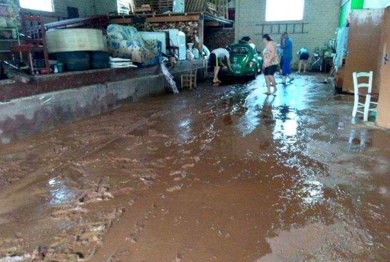 Chuva alagou casas e obstruiu estradas
