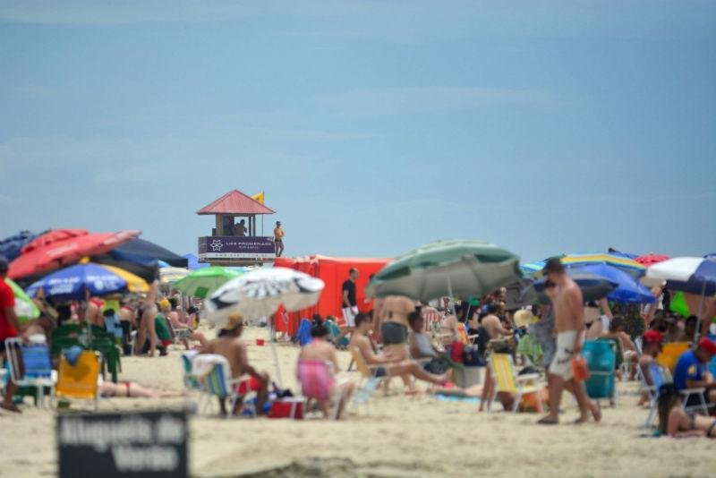 Sol forte leva multid&atilde;o para beira da praia em Mariluz 