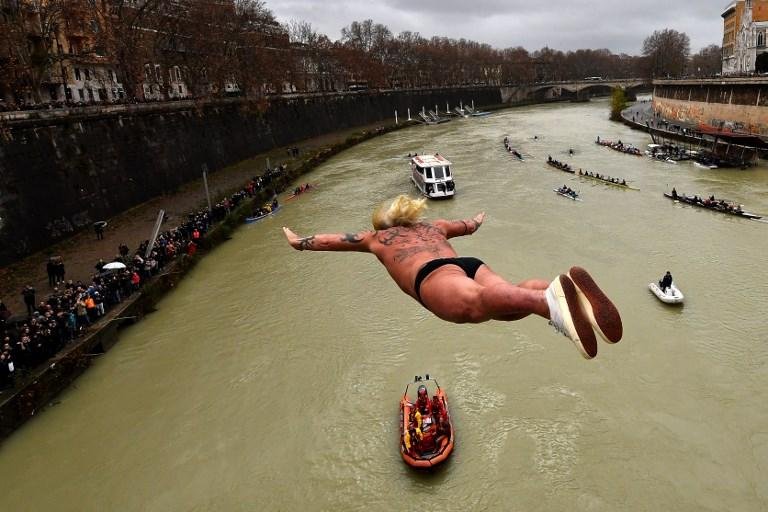 Roma realiza tradicional mergulho de Ano Novo apesar do frio