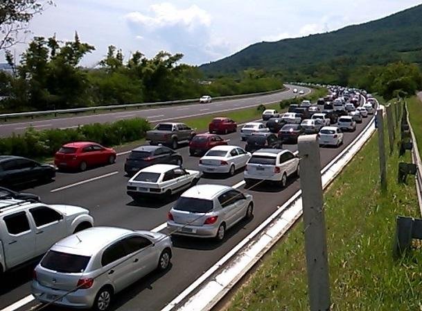 Freeway bate recorde de tr&aacute;fego em feriado estendido de Ano Novo
