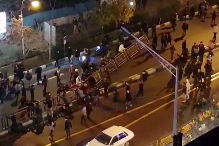 Policial morre em mais um dia de protestos no Ir&atilde; 