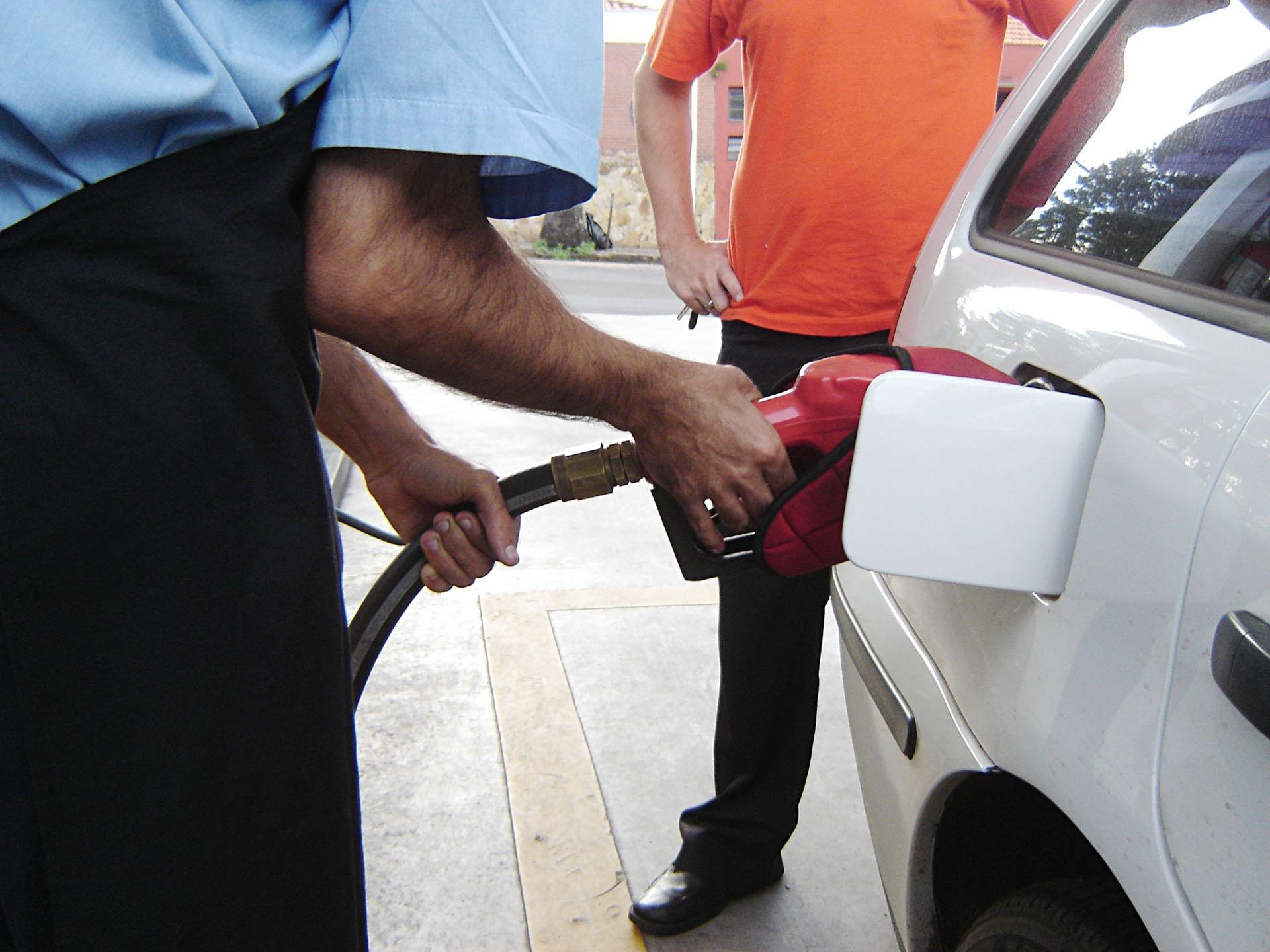 Gasolina deve ter redu&ccedil;&atilde;o de 0,1%, enquanto diesel tem previs&atilde;o de aumento em 0,6%